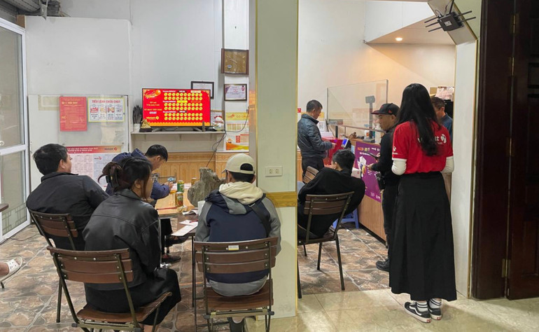 Hình ảnh đông người chơi Keno ở các điểm bán Vietlott. (Nguồn: Vietlott)