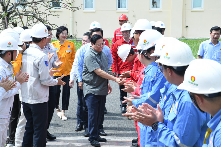 Thủ tướng Phạm Minh Chính thăm Nhà máy Xử lý khí Cà Mau nằm trong Cụm Khí - Điện - Đạm Cà Mau.