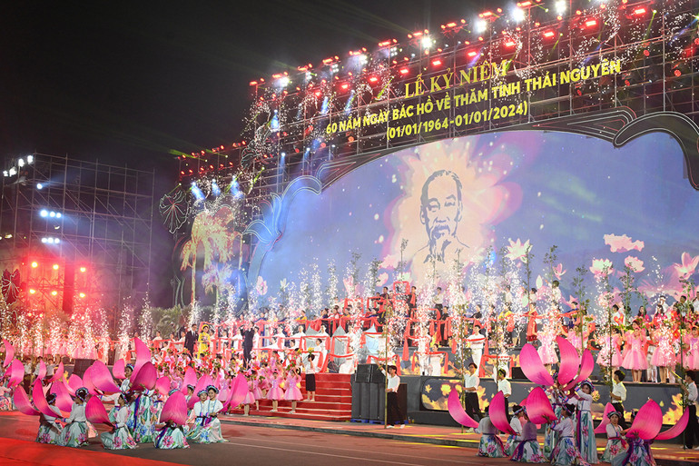 [Ảnh] Lễ kỷ niệm 60 năm Ngày Bác Hồ về thăm tỉnh Thái Nguyên ảnh 4