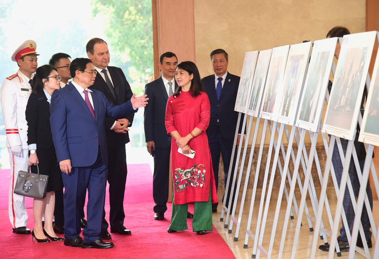 [Ảnh] Thủ tướng Phạm Minh Chính chủ trì Lễ đón Thủ tướng Cộng hòa Belarus Roman Golovchenko ảnh 7