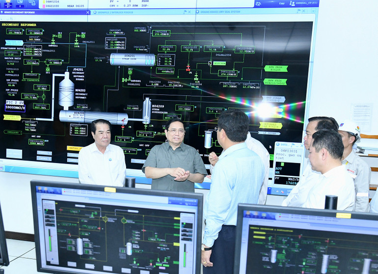 Thủ tướng Phạm Minh Chính thăm Phòng điều khiển trung tâm của Nhà máy Đạm Cà Mau nằm trong Cụm Khí - Điện - Đạm Cà Mau.