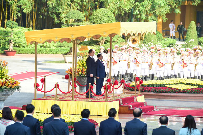 [Ảnh] Thủ tướng Phạm Minh Chính chủ trì Lễ đón Thủ tướng Cộng hòa Belarus Roman Golovchenko ảnh 3