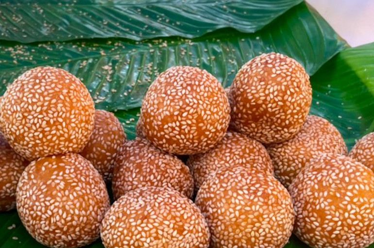 Món bánh rán rắc vừng rất thân thuộc được giới thiệu tại 1 gian hàng ở lễ khai trương Vietnam Town. Món bánh rán rắc vừng rất thân thuộc được giới thiệu tại 1 gian hàng ở lễ khai trương Vietnam Town.