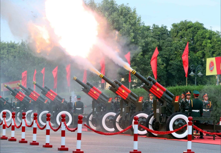 Nghi thức bắn 21 loạt đại bác chào mừng chuyến thăm cấp Nhà nước tới Việt Nam của Tổng Bí thư, Chủ tịch Trung Quốc Tập Cận Bình và Phu nhân. (Ảnh: TTXVN)