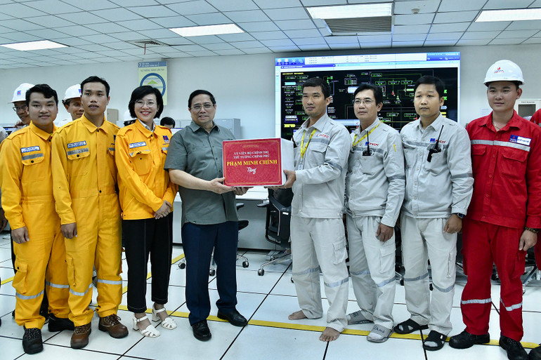 Thủ tướng Phạm Minh Chính tặng quà động viên cán bộ, nhân viên Nhà máy Đạm Cà Mau.