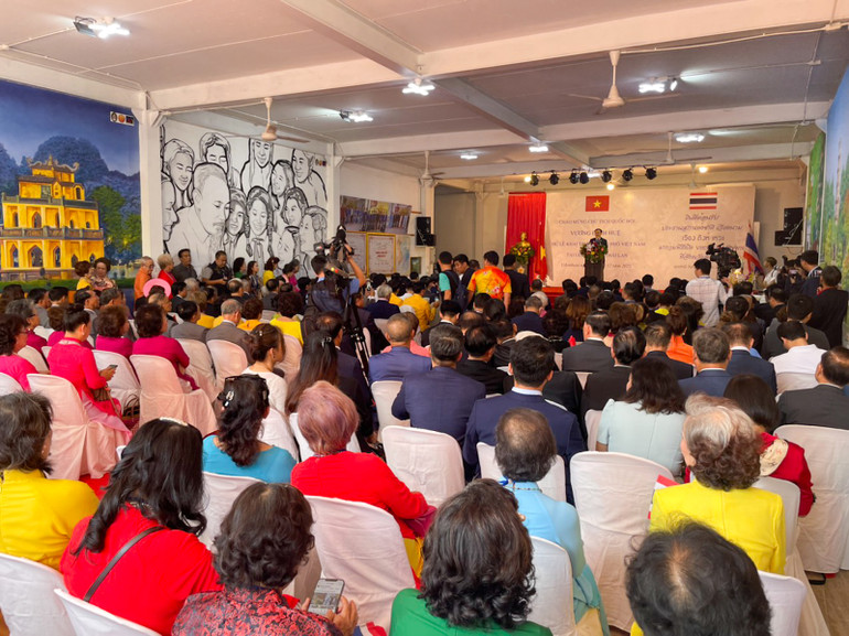 Chủ tịch Quốc hội Vương Đình Huệ gặp gỡ và phát biểu ý kiến tại Trụ sở cộng đồng ở Udon Thani sáng nay. Chủ tịch Quốc hội Vương Đình Huệ gặp gỡ và phát biểu ý kiến tại Trụ sở cộng đồng ở Udon Thani sáng nay.