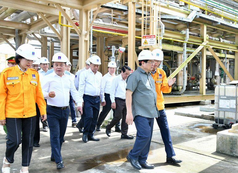 Thủ tướng Phạm Minh Chính thăm, khảo sát Nhà máy Xử lý khí Cà Mau nằm trong Cụm Khí - Điện - Đạm Cà Mau ở xã Khánh An, huyện U Minh.