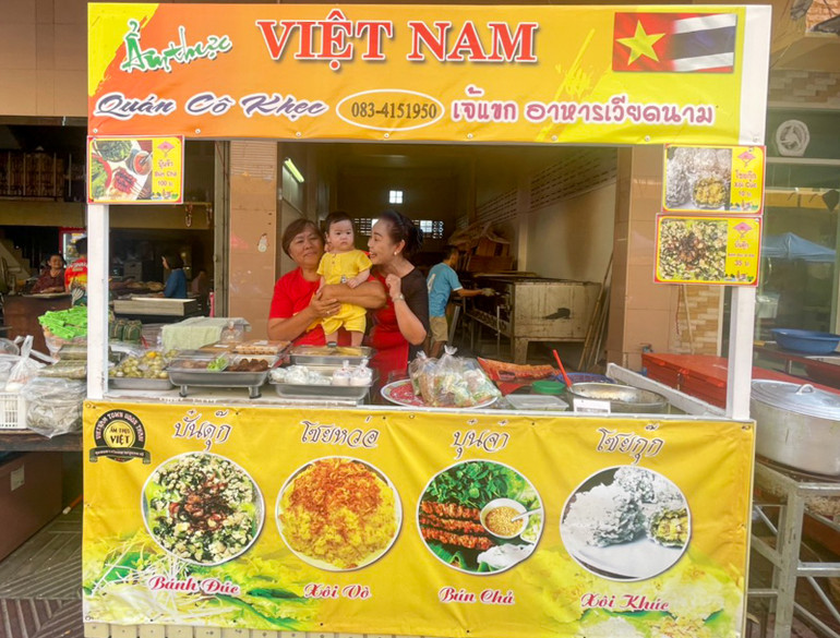 Một gia đình kiều bào 3 thế hệ ở Udon Thani giới thiệu các món đặc sản bánh đúc, xôi vò, bún chả, xôi khúc. Một gia đình kiều bào 3 thế hệ ở Udon Thani giới thiệu các món đặc sản bánh đúc, xôi vò, bún chả, xôi khúc.