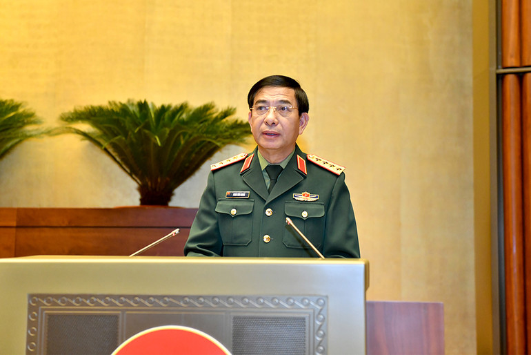 Đồng chí Đại tướng Phan Văn Giang truyền đạt chuyên đề "Chiến lược bảo vệ Tổ quốc trong tình hình mới". (Ảnh: ĐĂNG KHOA)