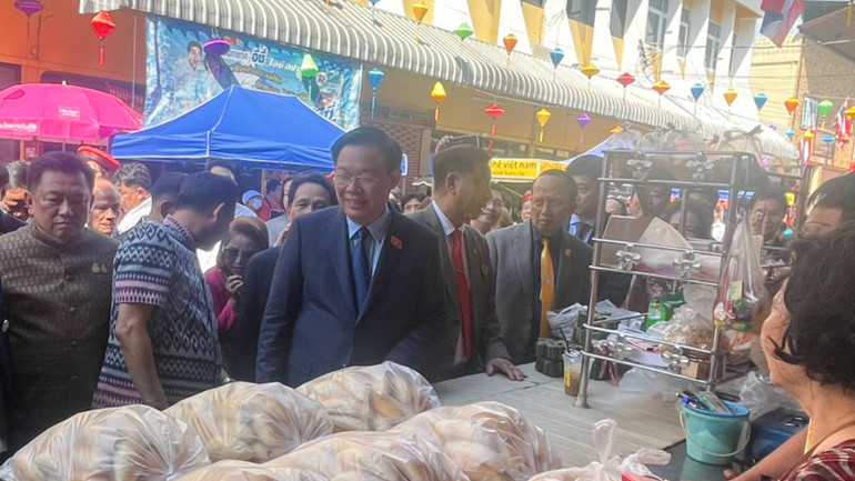 Chủ tịch Quốc hội Vương Đình Huệ và các thành viên trong Đoàn cùng người dân tham quan các gian hàng sản phẩm ẩm thực truyền thống của địa phương. Chủ tịch Quốc hội Vương Đình Huệ và các thành viên trong Đoàn cùng người dân tham quan các gian hàng sản phẩm ẩm thực truyền thống của địa phương.