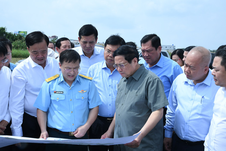 Thủ tướng Phạm Minh Chính khảo sát Cảng hàng không Cà Mau, cho ý kiến về việc cải tạo, nâng cấp và xây mới đường cất hạ cánh.