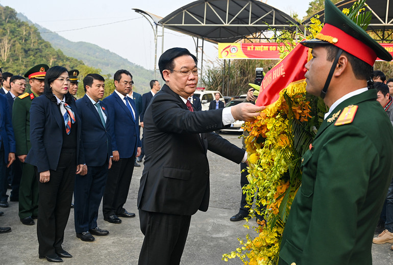Chủ tịch Quốc hội Vương Đình Huệ dâng hoa tưởng niệm Chủ tịch Hồ Chí Minh tại Khu di tích quốc gia đặc biệt ATK Định Hóa. (Ảnh: DUY LINH)