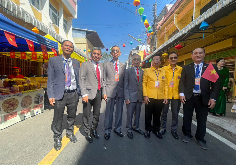 Đông đảo bà con cộng đồng nhiều lứa tuổi có mặt từ sáng sớm chào mừng Chủ tịch Quốc hội và Đoàn đại biểu Việt Nam. Đông đảo bà con cộng đồng nhiều lứa tuổi có mặt từ sáng sớm chào mừng Chủ tịch Quốc hội và Đoàn đại biểu Việt Nam.