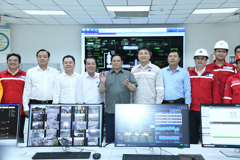 Thủ tướng Phạm Minh Chính chụp ảnh lưu niệm với lãnh đạo một số bộ, ngành, lãnh đạo tỉnh, lãnh đạo, cán bộ, nhân viên Nhà máy Đạm Cà Mau tại Phòng điều khiển trung tâm của Nhà máy.