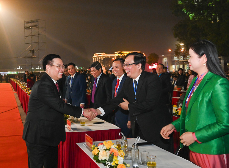 Chủ tịch Quốc hội Vương Đình Huệ với các đại biểu dự lễ kỷ niệm. (Ảnh: DUY LINH)