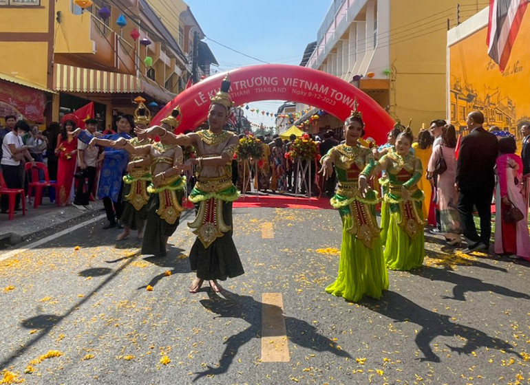 Vũ điệu truyền thống Thái Lan chào mừng khách quý trong lễ khai trương Vietnam Town. Vũ điệu truyền thống Thái Lan chào mừng khách quý trong lễ khai trương Vietnam Town.
