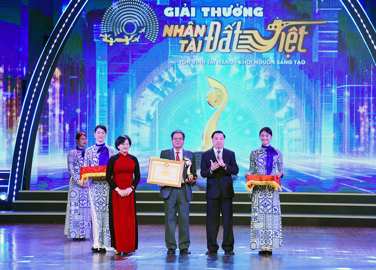 [Ảnh] Thủ tướng Phạm Minh Chính dự Lễ trao Giải thưởng Nhân tài Đất Việt năm 2023 ảnh 5