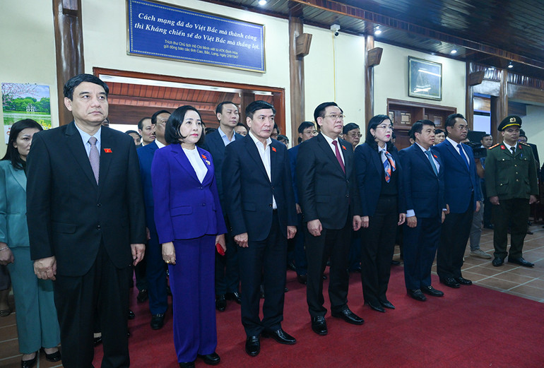 Chủ tịch Quốc hội Vương Đình Huệ và các đại biểu thành kính tưởng niệm Chủ tịch Hồ Chí Minh. (Ảnh: DUY LINH)