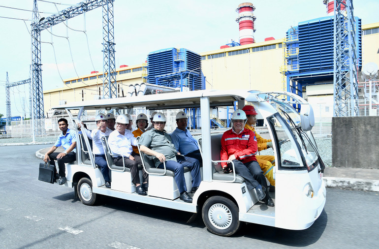 Thủ tướng Phạm Minh Chính đi thăm Nhà máy điện khí Cà Mau 2 nằm trong Cụm Khí - Điện - Đạm Cà Mau.