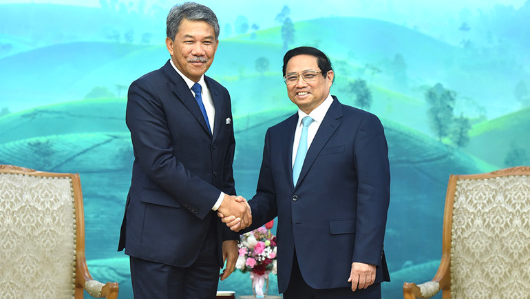 Thủ tướng Phạm Minh Chính và Bộ trưởng Quốc phòng Malaysia Dato’ Seri Utama Haji Mohamad Bin Haji Hasan. (Ảnh: TRẦN HẢI)