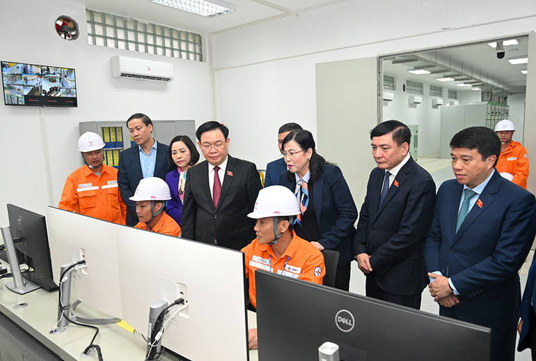 Chủ tịch Quốc hội Vương Đình Huệ cùng các đại biểu thăm, kiểm tra công tác vận hành tại Trạm biến áp 110Kv Định Hóa. (Ảnh: DUY LINH)