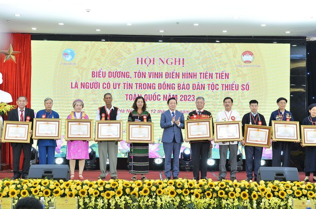 Phó Thủ tướng Trần Hồng Hà trao Bằng khen của Thủ tướng Chính phủ cho các điển hình tiên tiến. (Ảnh: VGP)