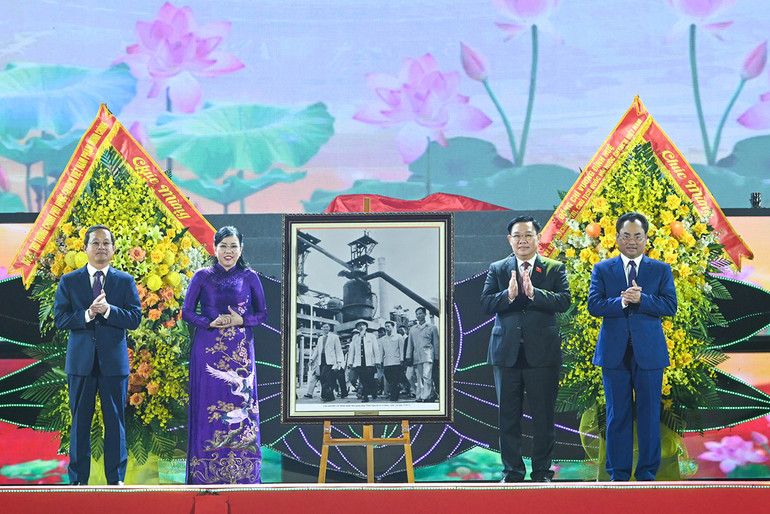 Chủ tịch Quốc hội Vương Đình Huệ trao tặng bức ảnh tư liệu Bác Hồ cho Đảng bộ, chính quyền và đồng bào các dân tộc tỉnh Thái Nguyên. (Ảnh: DUY LINH)