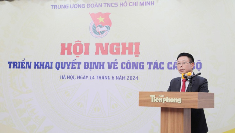 Tổng Biên tập Báo Tiền Phong Phùng Công Sưởng phát biểu nhận nhiệm vụ. (Ảnh: Hồng Vĩnh)
