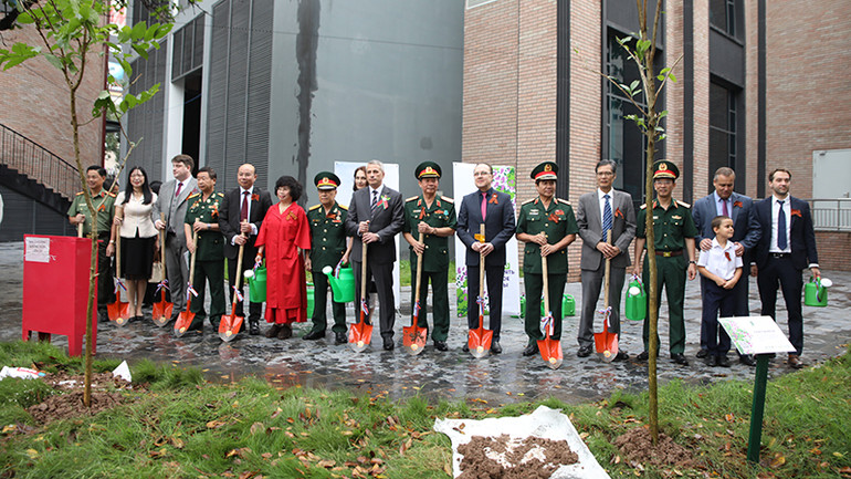 Các đại biểu tham gia trồng cây tưởng niệm.