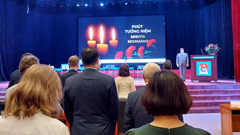 Các đại biểu dành một phút tưởng niệm những anh hùng đã ngã xuống vì hòa bình, hạnh phúc của nhân loại.