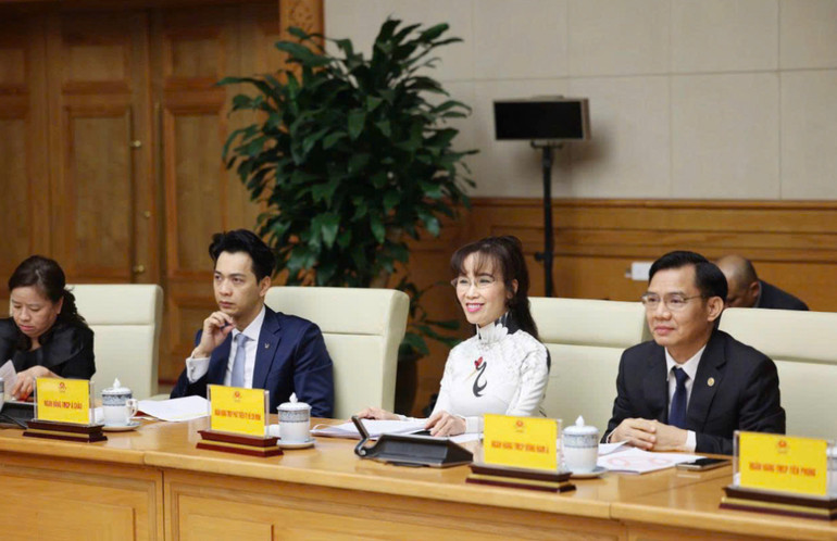 Các lãnh đạo Ngân hàng tham dự Hội nghị sáng 11/2 (từ bên phải qua: Chủ tịch SeABank, Phó chủ tịch thường trực HDBank, chủ tịch ACB).