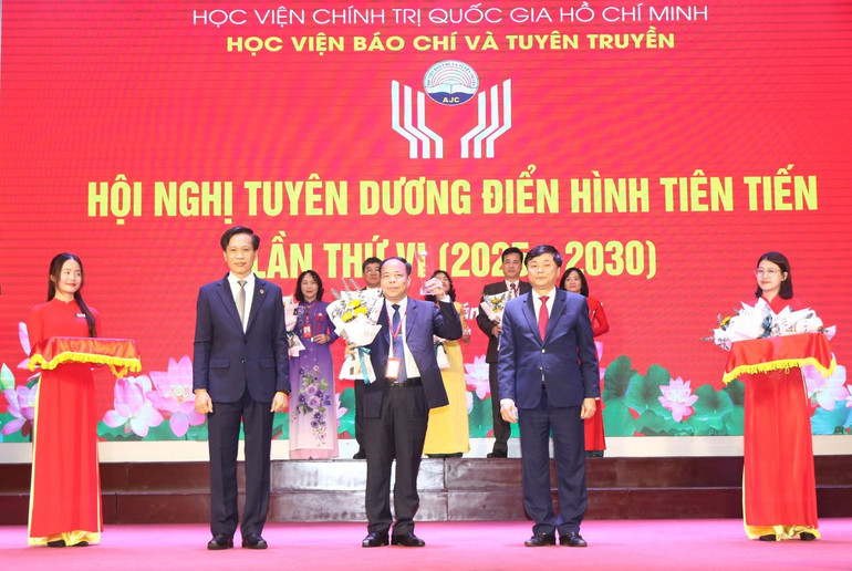 PGS, TS Hoàng Phúc Lâm và PGS, TS Phạm Minh Sơn trao tặng Biểu trưng Tuyên dương Điển hình tiên tiến lần thứ VI (2025-2030) và tặng hoa chúc mừng cho các đại diện tập thể.