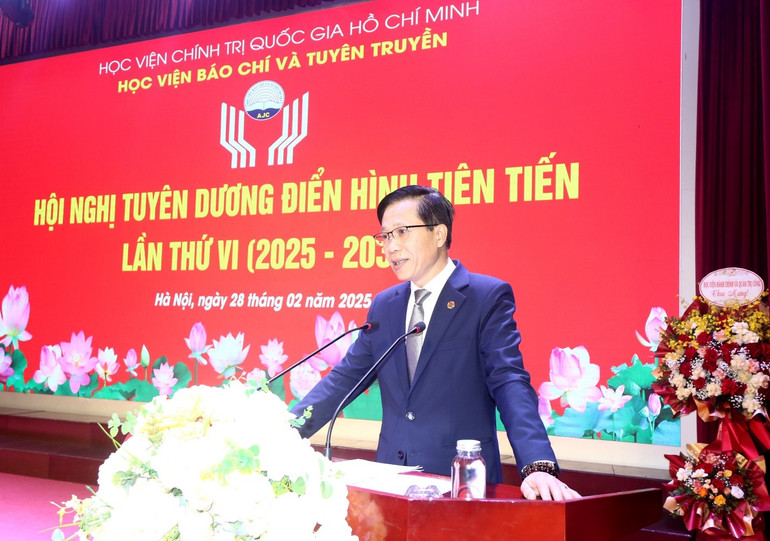 PGS, TS Hoàng Phúc Lâm, Phó Bí thư Đảng ủy, Phó Giám đốc, Phó Chủ tịch thường trực Hội đồng Thi đua–Khen thưởng Học viện Chính trị quốc gia Hồ Chí Minh phát biểu chỉ đạo hội nghị.