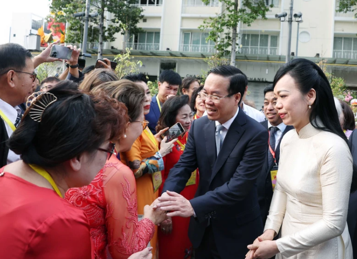 Chủ tịch nước Võ Văn Thưởng và Phu nhân với các kiều bào. Ảnh: TTXVN Chủ tịch nước Võ Văn Thưởng và Phu nhân với các kiều bào. Ảnh: TTXVN