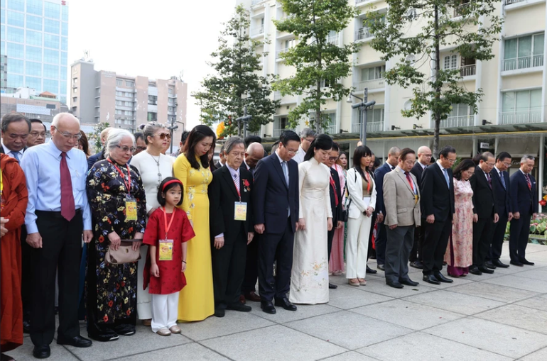 Chủ tịch nước Võ Văn Thưởng và kiều bào tưởng niệm Chủ tịch Hồ Chí Minh. Ảnh: TTXVN Chủ tịch nước Võ Văn Thưởng và kiều bào tưởng niệm Chủ tịch Hồ Chí Minh. Ảnh: TTXVN