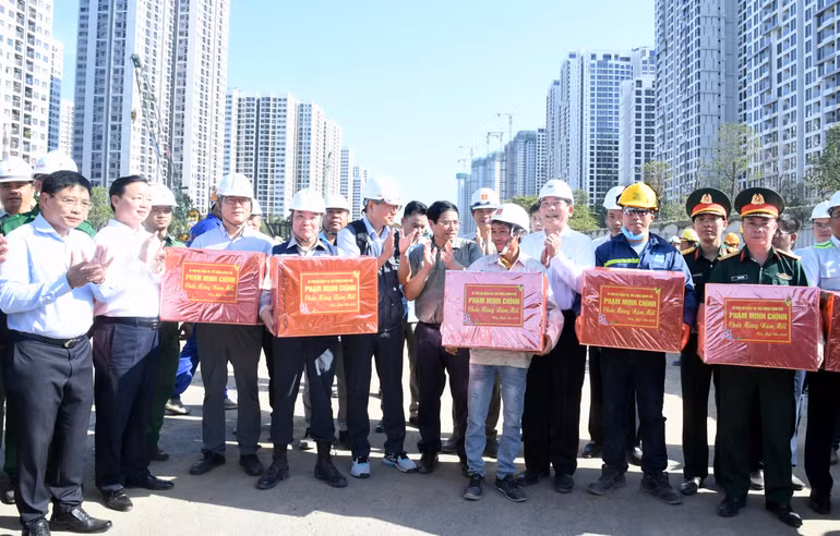 Thủ tướng Phạm Minh Chính tặng quà chúc Tết, động viên các đơn vị tham gia thi công dự án đường Vành đai 3 Thành phố Hồ Chí Minh.