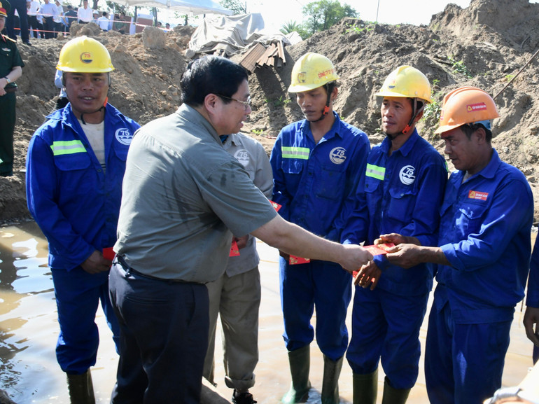 Thủ tướng Phạm Minh Chính tặng quà chúc Tết công nhân đang thi công dự án đường Vành đai 3 Thành phố Hồ Chí Minh.