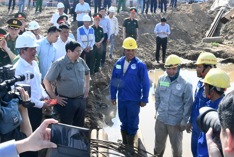 Thủ tướng Phạm Minh Chính thăm hỏi, động viên công nhân trên công trường.