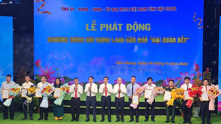 Lãnh đạo tỉnh Hậu Giang tặng hoa tri ân các nhà tài trợ. Lãnh đạo tỉnh Hậu Giang tặng hoa tri ân các nhà tài trợ.