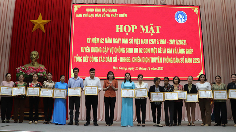 Tặng bằng khen cho các cá nhân có thành tích xuất sắc trong thực hiện chiến dịch truyền thông năm 2023