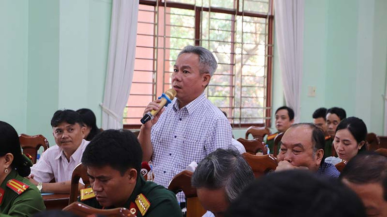 Cử tri đóng góp ý kiến tại hội nghị.