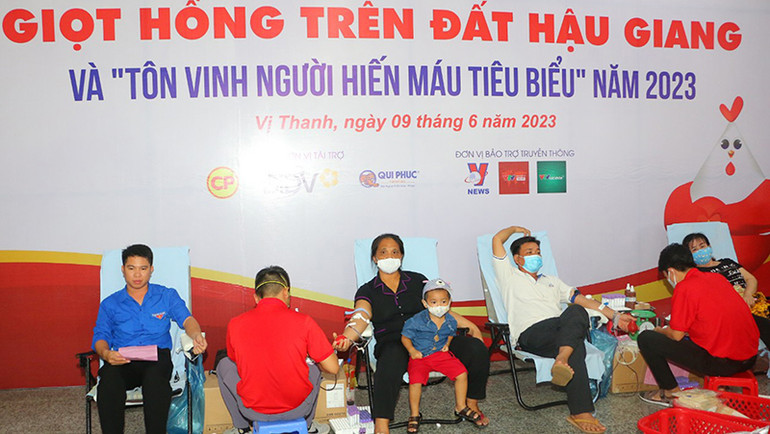 Đoàn viên, thanh niên và người dân hưởng ứng ngày hội hiến máu.