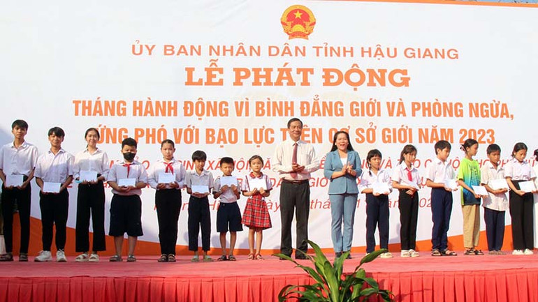 Tặng học bổng cho học sinh có hoàn cảnh đặc biệt khó khăn.