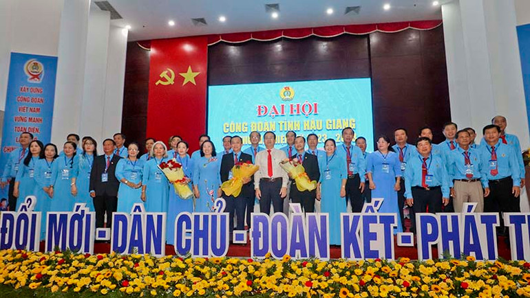 Ra mắt Ban Chấp hành Liên đoàn Lao động tỉnh Hậu Giang khóa mới. Ra mắt Ban Chấp hành Liên đoàn Lao động tỉnh Hậu Giang khóa mới.