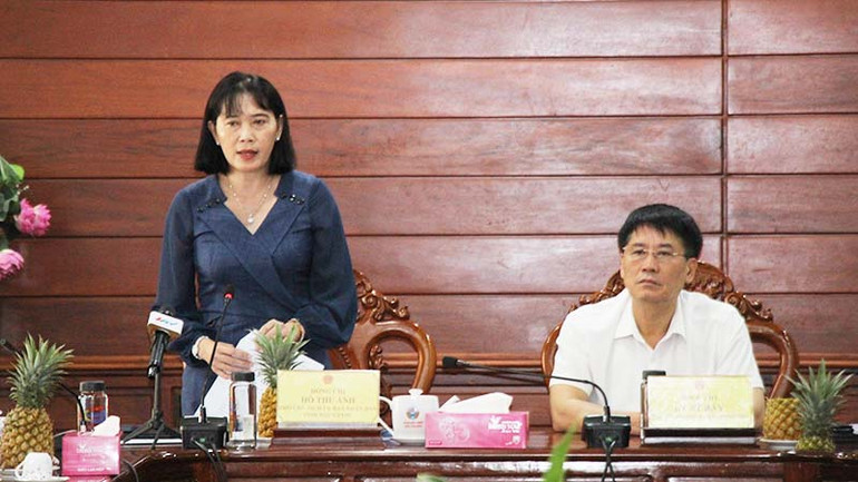 Bà Hồ Thu Ánh, Phó Chủ tịch Ủy ban nhân dân tỉnh Hậu Giang báo cáo với đoàn kiểm tra.