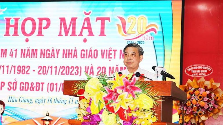 Ông Đồng Văn Thanh, Chủ tịch Ủy ban nhân dân tỉnh Hậu Giang phát biểu chúc mừng tại buổi họp mặt.