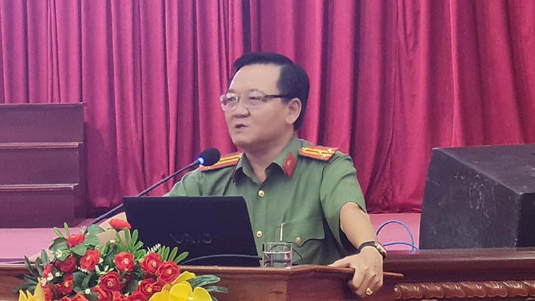 Thượng tá Đỗ Minh Kim, Phó Trưởng phòng 3, Cục A05, Bộ Công an thuyết trình tại hội nghị.