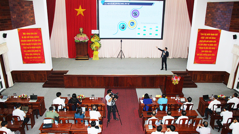 Các diễn giả trình bày tại hội nghị.