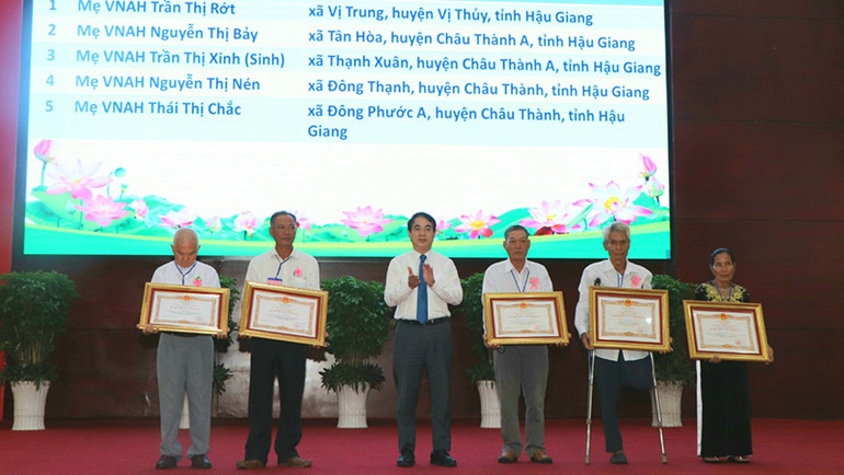 Đại diện thân nhân gia đình các Mẹ nhận Danh hiệu vinh dự của Nhà nước "Bà mẹ Việt Nam anh hùng"