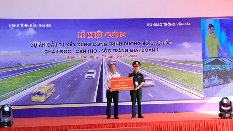 Dịp này, Tổng Công ty xây dựng Trường Sơn tặng tỉnh Hậu Giang 15 căn nhà tình nghĩa, tổng trị giá 750 triệu đồng.